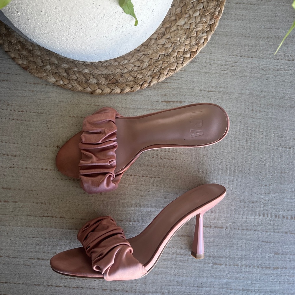 LNA dusty pink Augustine heels. Size 7.5